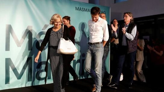 &Iacute;&ntilde;igo Errej&oacute;n junto a Manuela Carmena