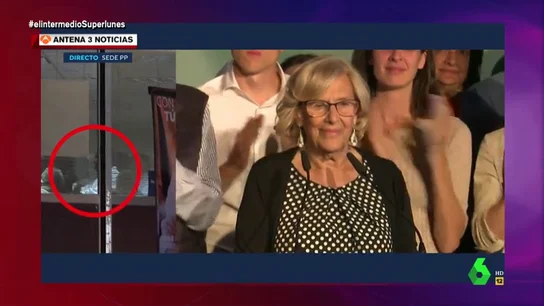 La persona que hizo un corte de manga a Carmena en Génova La persona que hizo un corte de manga a Carmena en Génova