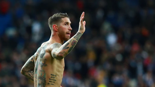 Sergio Ramos se despide de la afición del Real Madrid durante un partido Sergio Ramos se despide de la afición del Real Madrid durante un partido