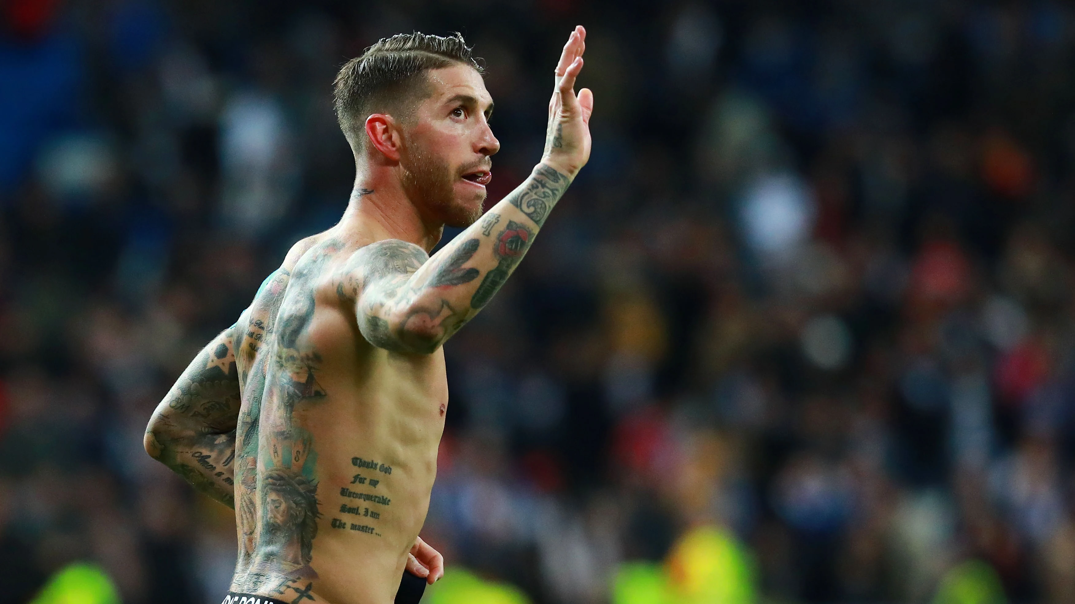 Sergio Ramos se despide de la afición del Real Madrid durante un partido