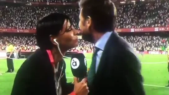 El momento en el que Mateo Alemany hacía la cobra a la periodista El momento en el que Mateo Alemany hacía la cobra a la periodista