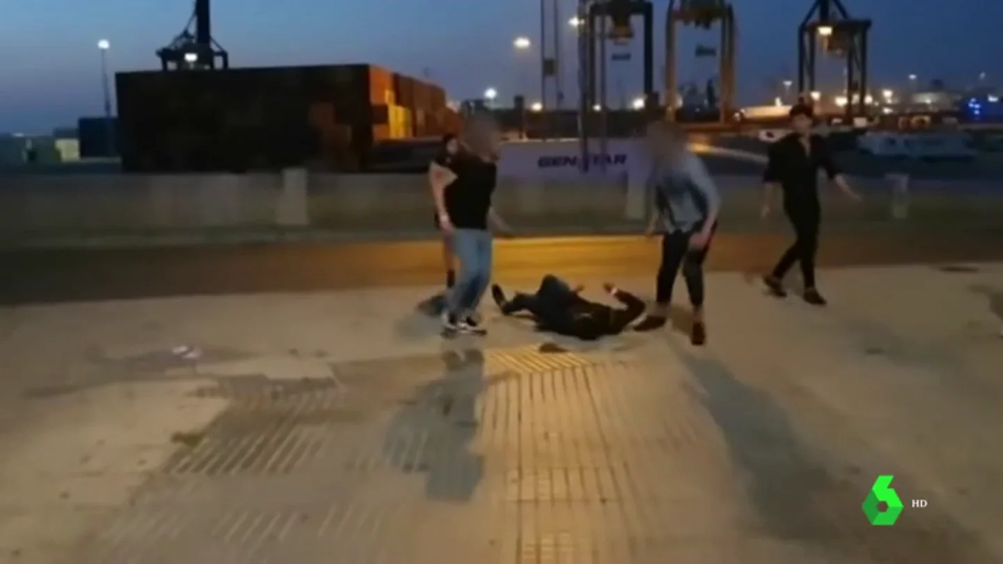 El joven que sufrió una brutal paliza en Cádiz continúa hospitalizado, pero fuera de peligro El joven que sufrió una brutal paliza en Cádiz continúa hospitalizado, pero fuera de peligro