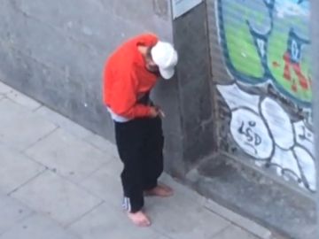 Un toxicómano consumiendo droga junto a un parque infantil Un toxicómano consumiendo droga junto a un parque infantil