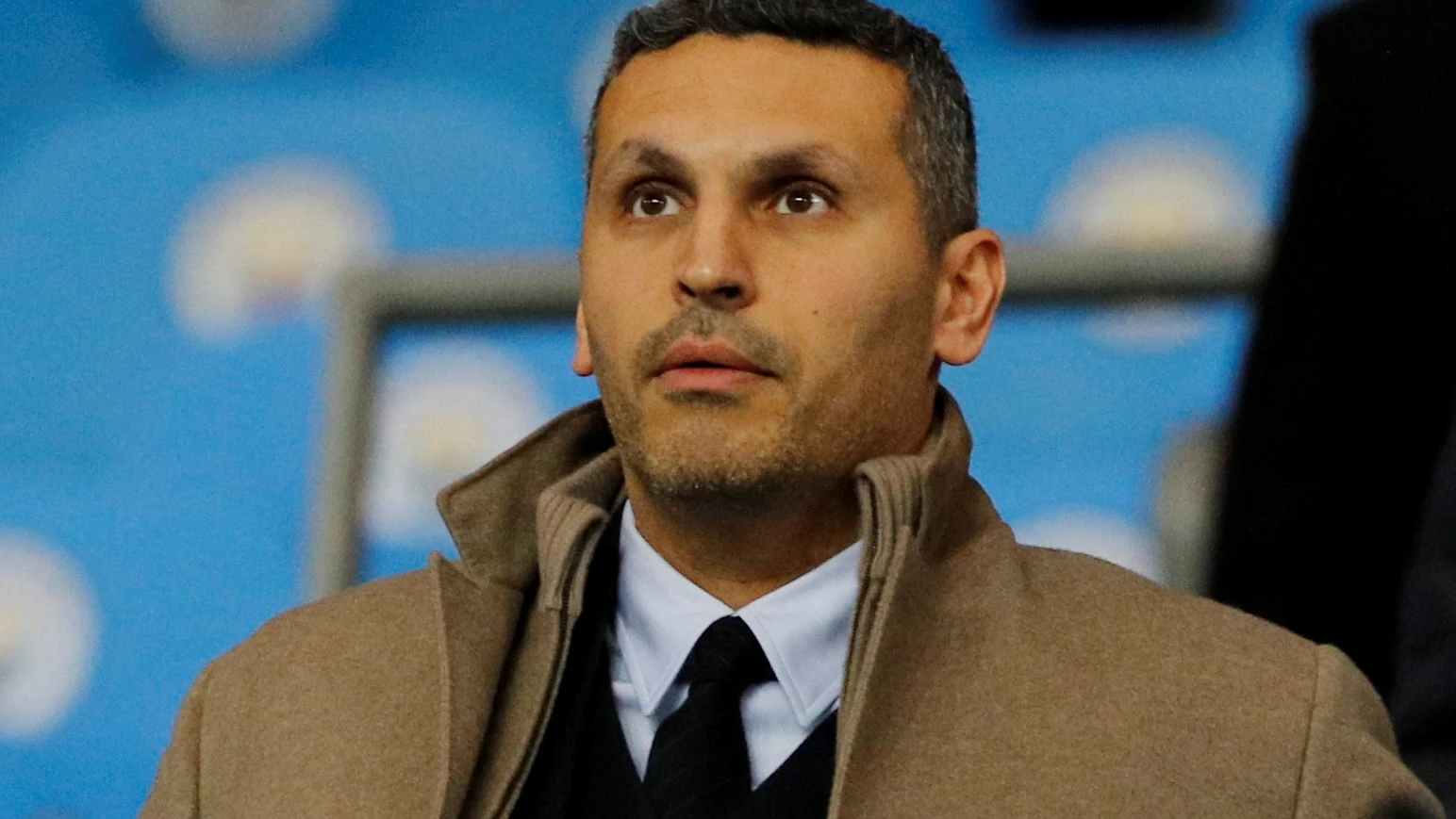 Al Mubarak en el palco del Etihad Stadium durante un partido de Champions