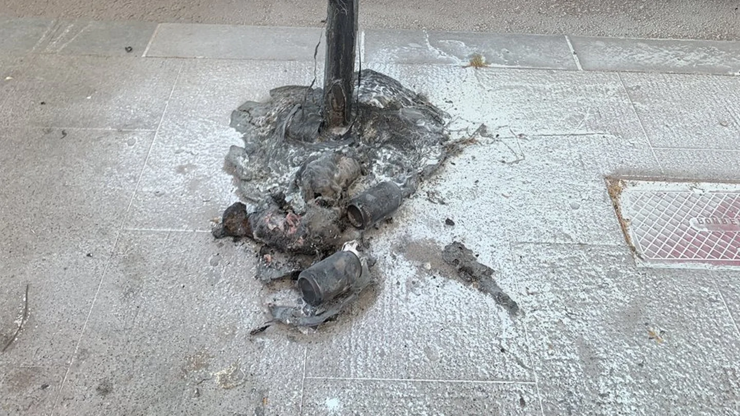 Restos de la papelera y el gato quemados Restos de la papelera y el gato quemados