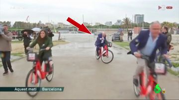  El mal rato de Maragall montado en bicicleta frente a las cámaras: así se esforzó el candidato de ERC para mantenerse sobre ruedas