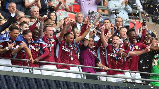 Los futbolistas del Aston Villa celebra su vuelta a la Premier Los futbolistas del Aston Villa celebra su vuelta a la Premier