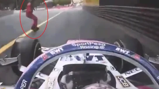 Checo Pérez, a punto de atropellar a un comisario Checo Pérez, a punto de atropellar a un comisario