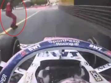 Checo Pérez, a punto de atropellar a un comisario Checo Pérez, a punto de atropellar a un comisario
