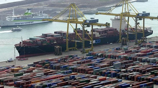 Contenedores en el puerto de Barcelona Contenedores en el puerto de Barcelona