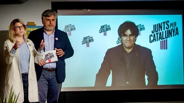 La concejala de JxCat, Elsa Artadi, y el director de campaña, Albert Batet, siguen la videoconferencia de Carles Puigdemont.