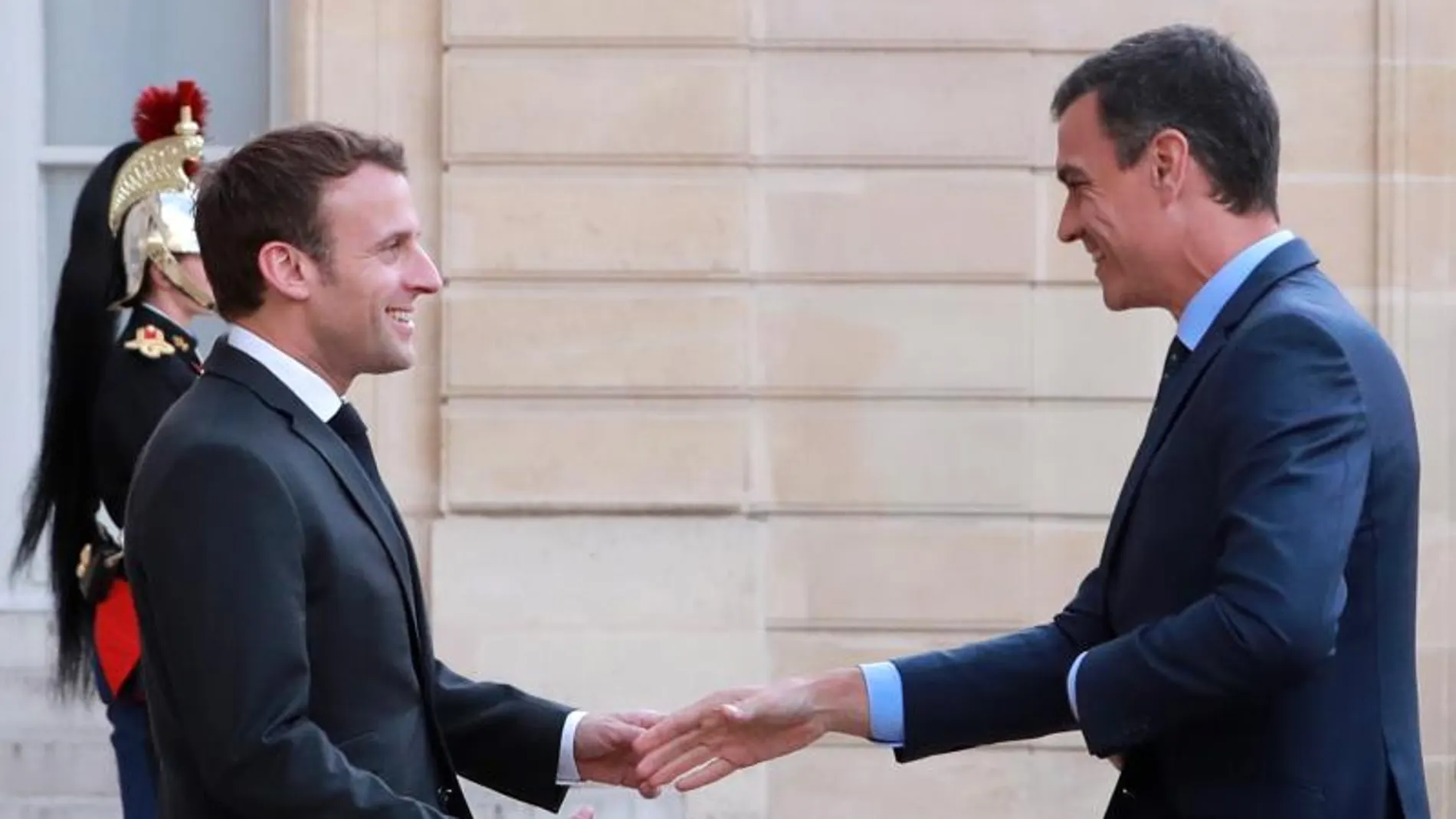 Emmanuel Macron recibe a Pedro Sánchez en París 