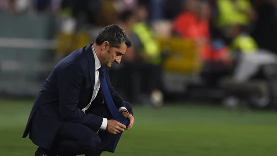 Ernesto Valverde, pensativo en la banda Ernesto Valverde, pensativo en la banda