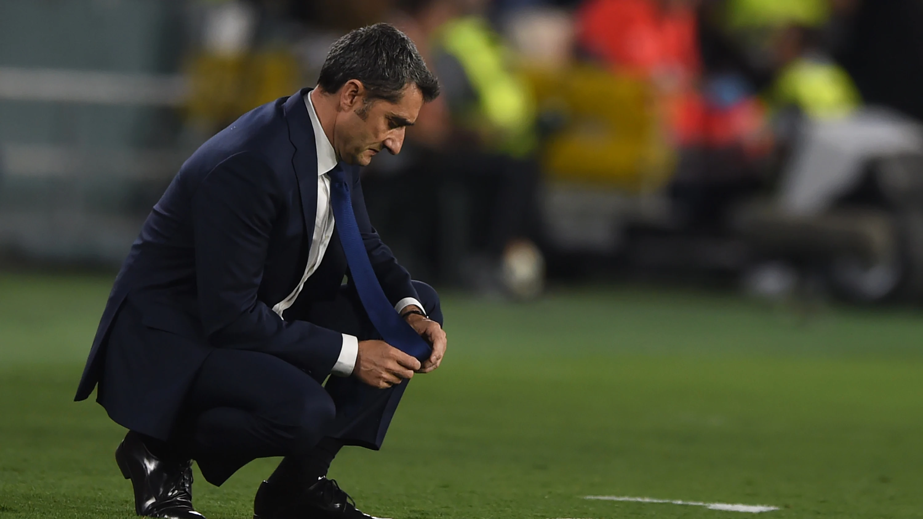 Ernesto Valverde, pensativo en la banda