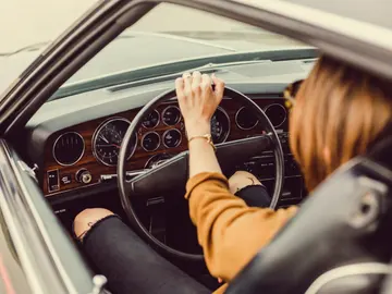 Una mujer conduciendo Una mujer conduciendo