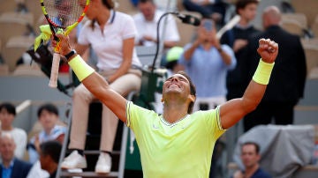 Rafa Nadal celebra su victoria sobre Nishikori en Roland Garros