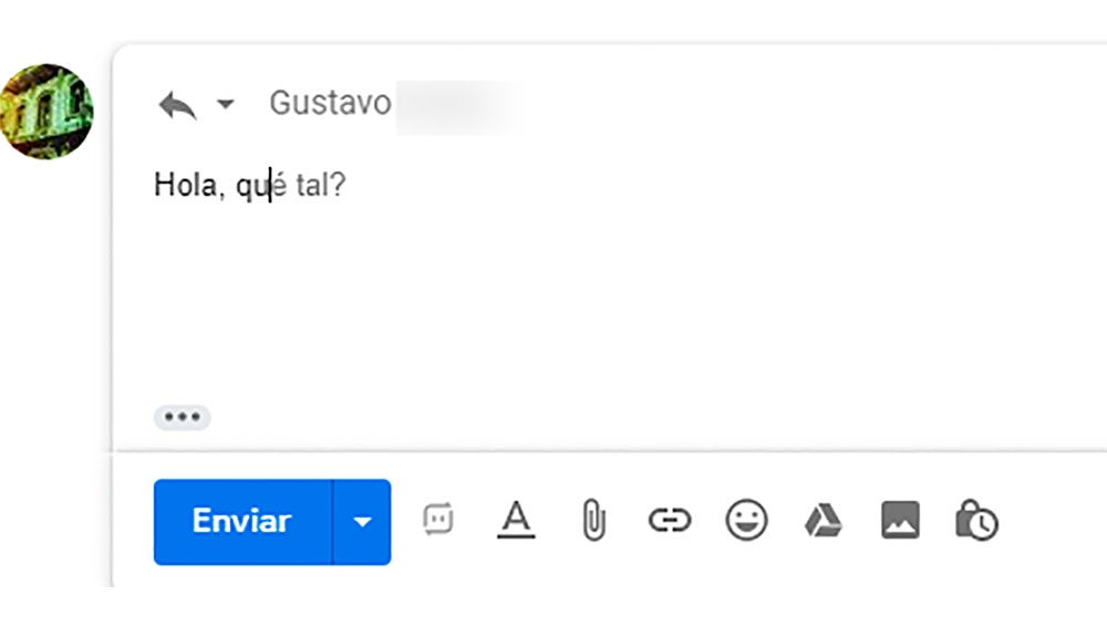 En gris, después del cursor, vemos la sugerencia de escritura