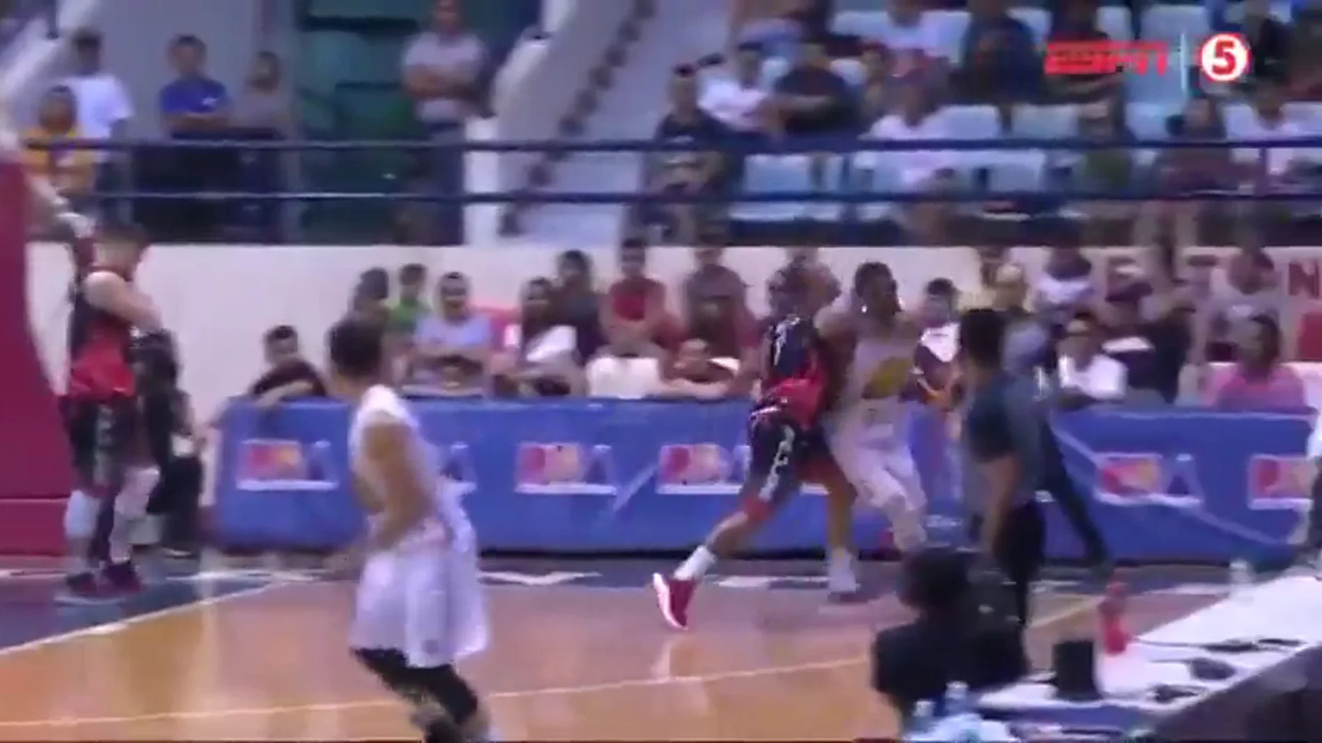 El ex NBA Terrence Jones recibe un brutal puñetazo en la liga filipina