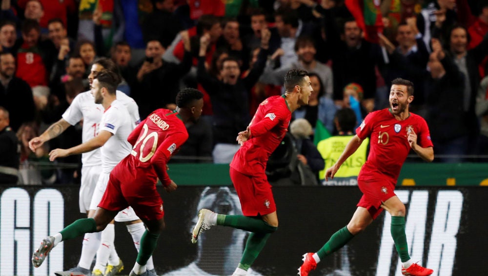 Cristiano Ronaldo celebra uno de sus tres goles contra Suiza