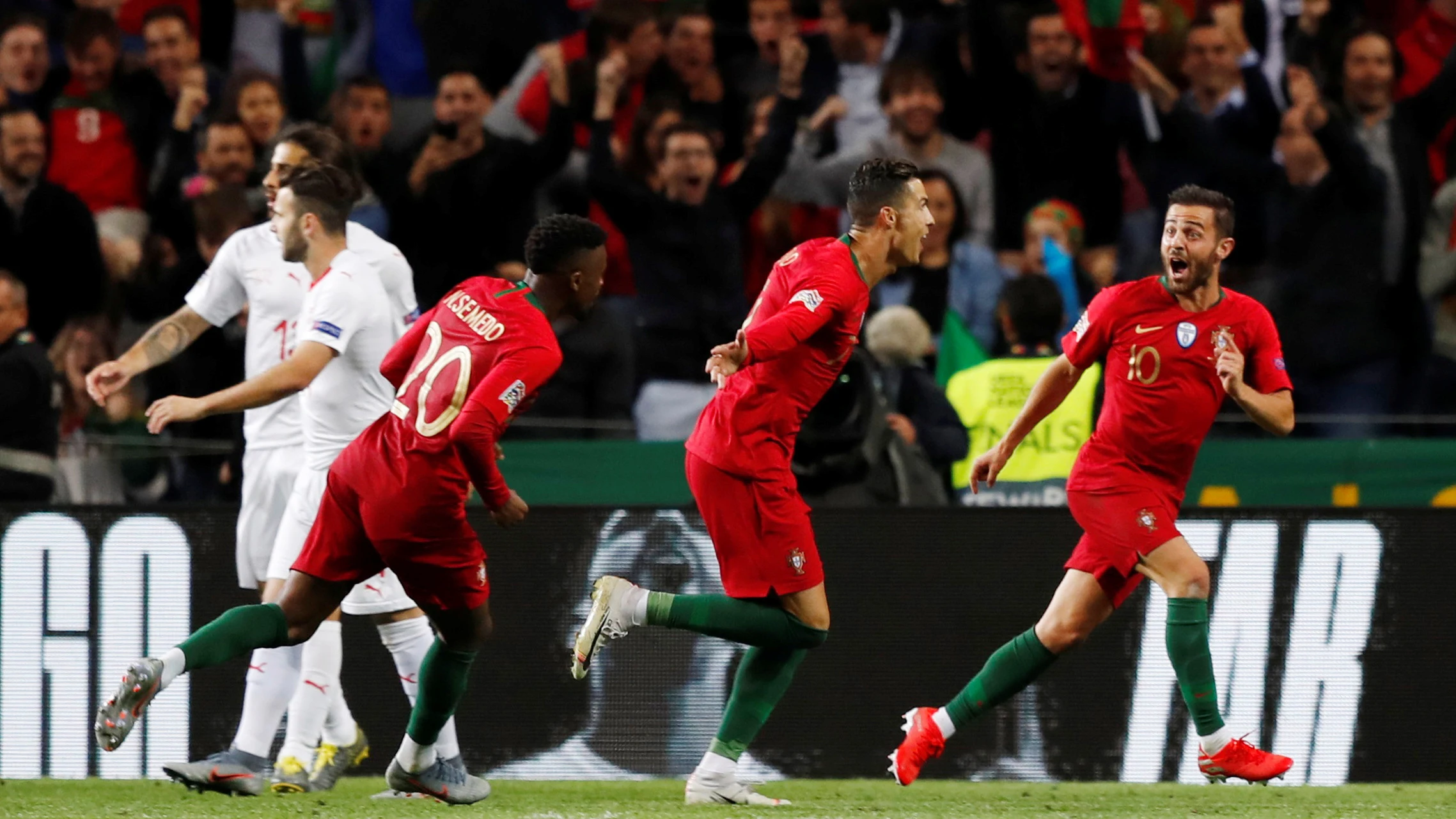 Cristiano Ronaldo celebra uno de sus tres goles contra Suiza