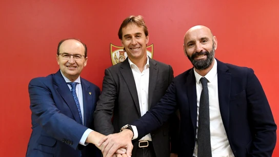 Julen Lopetegui, en su presentación junto a Monchi y José Castro Julen Lopetegui, en su presentación junto a Monchi y José Castro