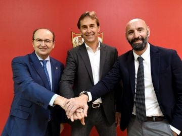 Julen Lopetegui, en su presentación junto a Monchi y José Castro Julen Lopetegui, en su presentación junto a Monchi y José Castro