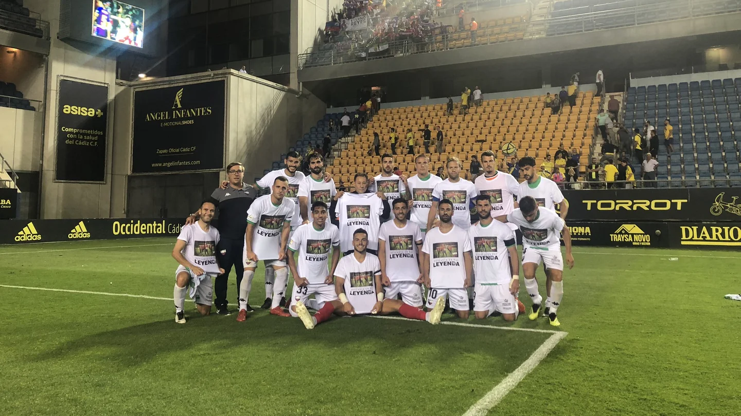 El Extremadura con las camisetas de: "Descansa en paz leyenda"" El Extremadura con las camisetas de: "Descansa en paz leyenda""