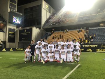 El Extremadura con las camisetas de: "Descansa en paz leyenda"" El Extremadura con las camisetas de: "Descansa en paz leyenda""