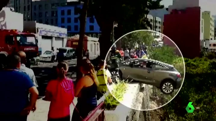 Un coche a punto de caer por un barranco