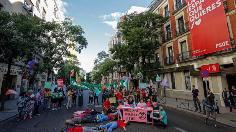 Activistas del movimiento social mundial Extinction Rebellion en Ferraz