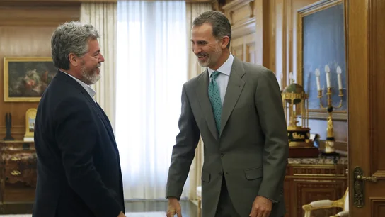 El rey Felipe VI saluda al diputado de Equo, Juan Antonio López de Uralde El rey Felipe VI saluda al diputado de Equo, Juan Antonio López de Uralde