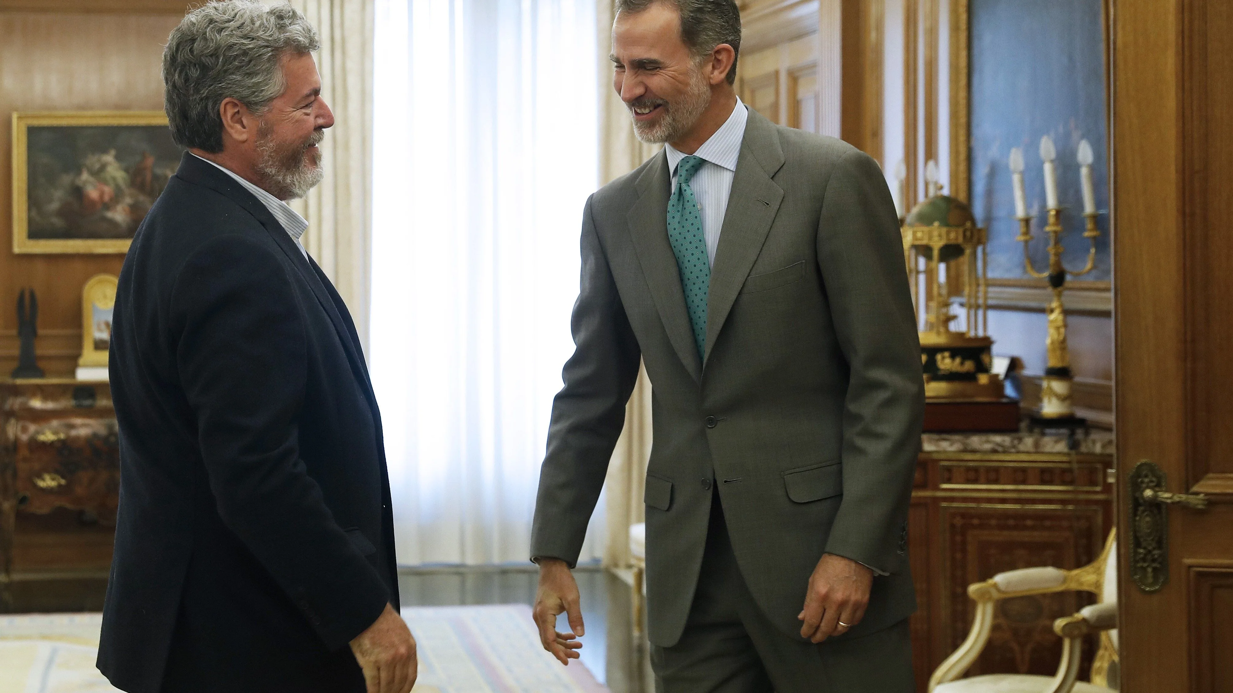 El rey Felipe VI saluda al diputado de Equo, Juan Antonio López de Uralde