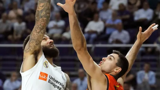 Taylor lanza a canasta ante Alberto Abalde Taylor lanza a canasta ante Alberto Abalde