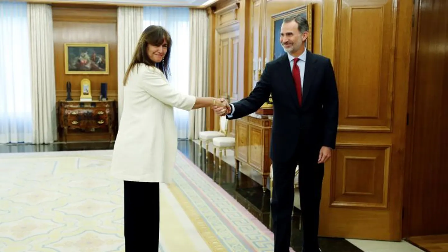 La diputada de JxCat en el Congreso, Laura Borràs, saluda al Rey Felipe VI en la ronda de contactos La diputada de JxCat en el Congreso, Laura Borràs, saluda al Rey Felipe VI en la ronda de contactos