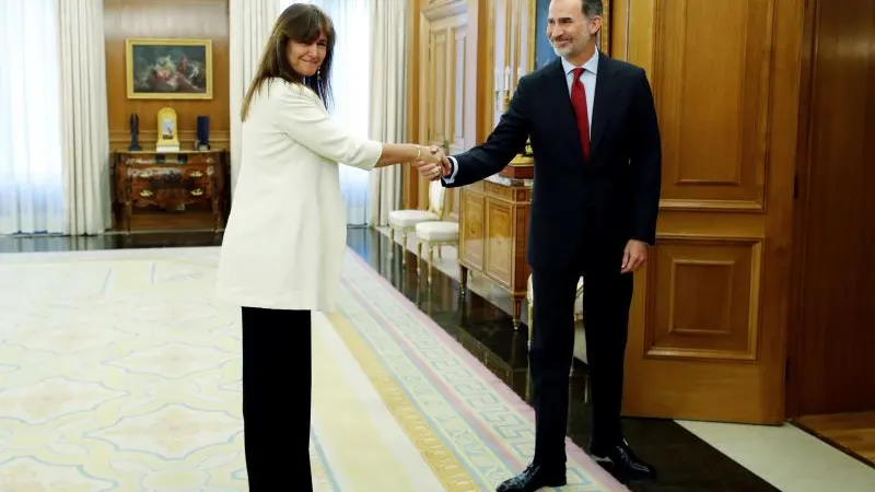 La diputada de JxCat en el Congreso, Laura Borràs, saluda al Rey Felipe VI en la ronda de contactos