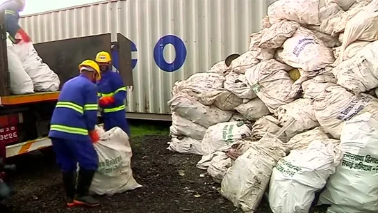 Nepal limpia el Everest: una expedición saca cuatro cadáveres y 11 toneladas de basura Nepal limpia el Everest: una expedición saca cuatro cadáveres y 11 toneladas de basura
