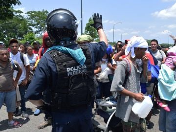 Imagen de archivo: Policías federales detienen a migrantes centroamericanos Imagen de archivo: Policías federales detienen a migrantes centroamericanos