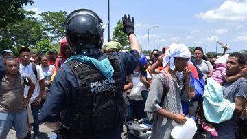 Imagen de archivo: Policías federales detienen a migrantes centroamericanos