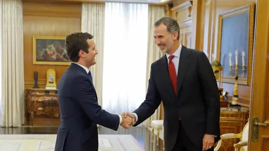 El rey Felipe VI saluda al presidente del Partido Popular, Pablo Casado El rey Felipe VI saluda al presidente del Partido Popular, Pablo Casado