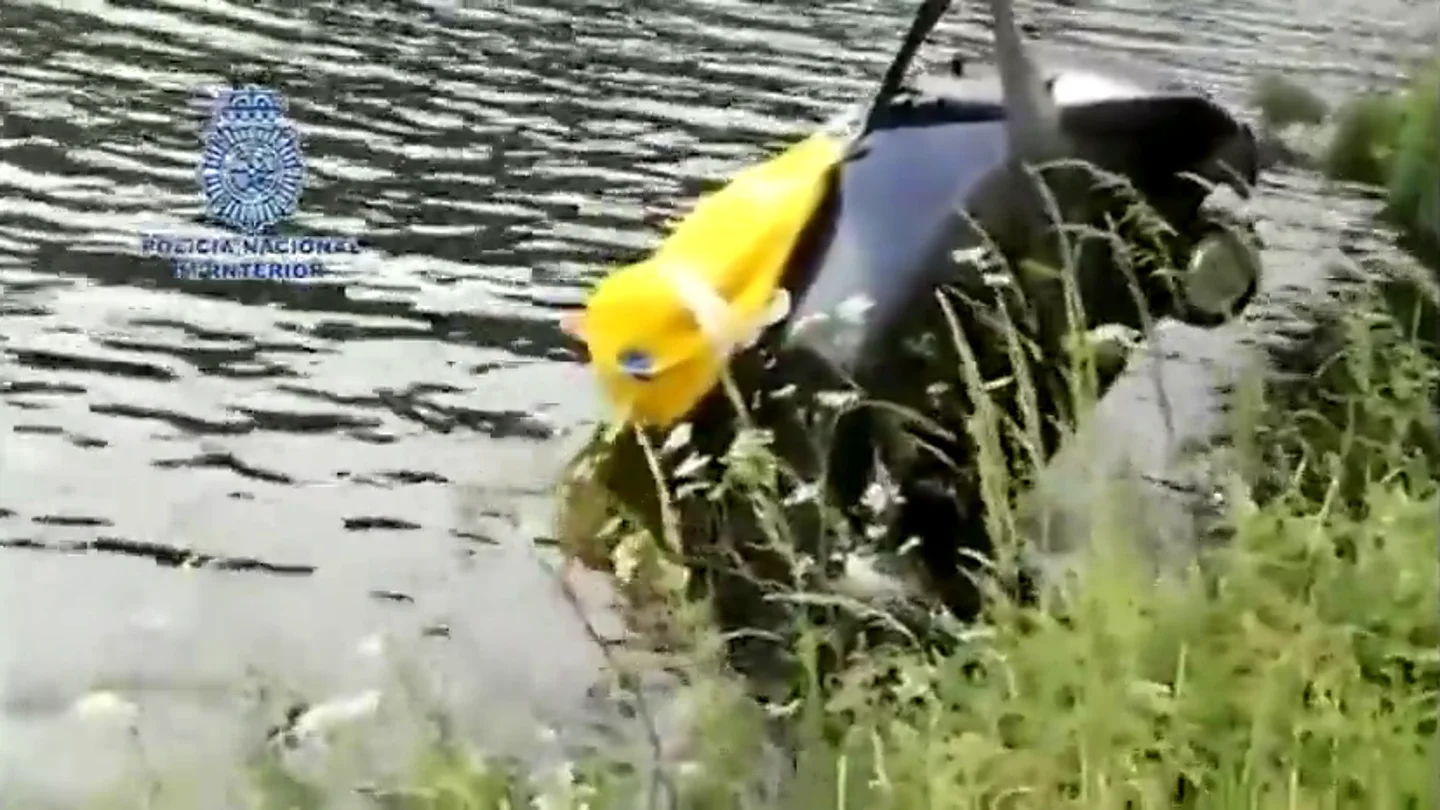 Hallan el cadáver de un hombre desaparecido en el interior de un coche hundido en el río Miño Hallan el cadáver de un hombre desaparecido en el interior de un coche hundido en el río Miño