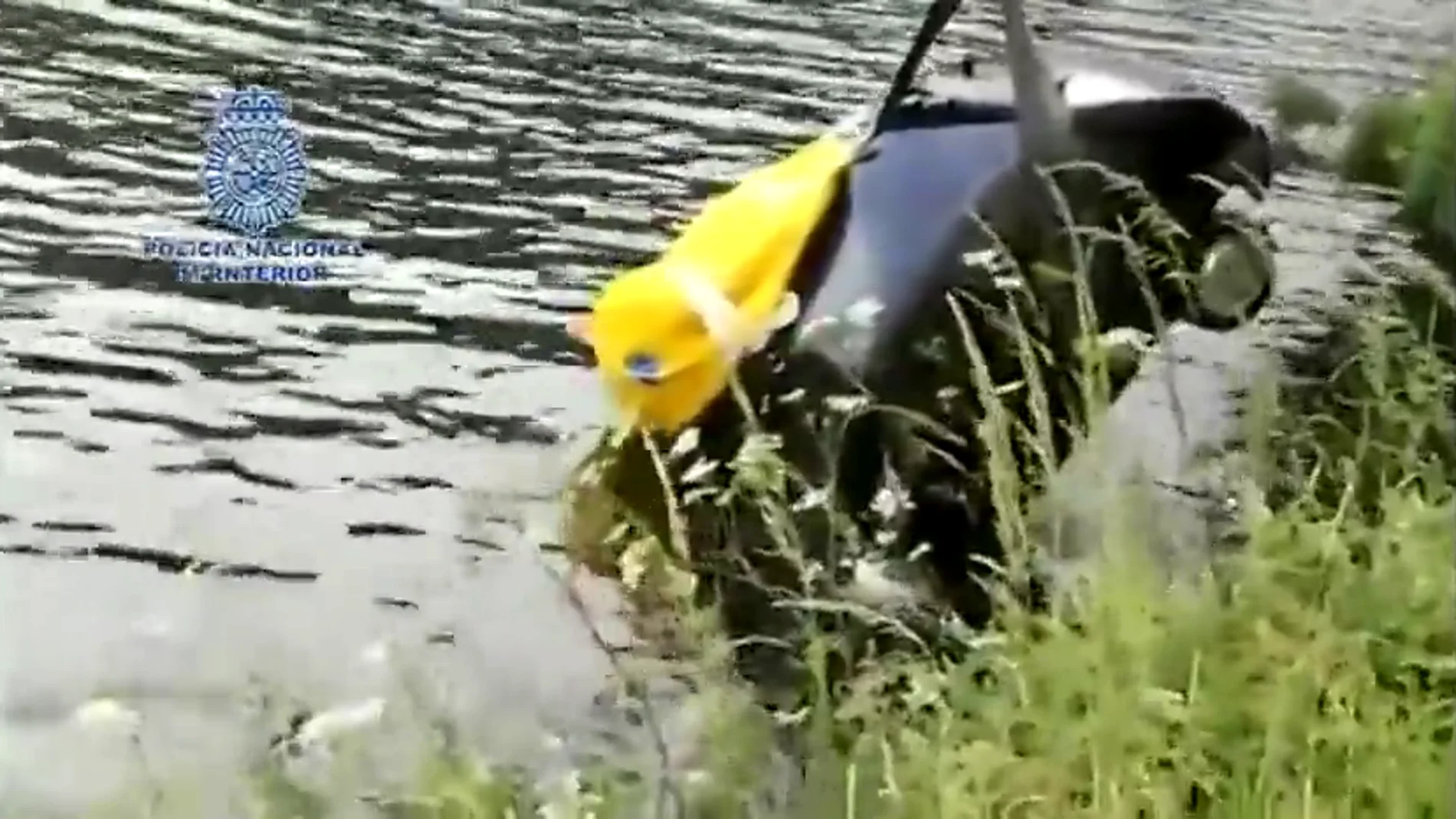 Hallan el cadáver de un hombre desaparecido en el interior de un coche hundido en el río Miño