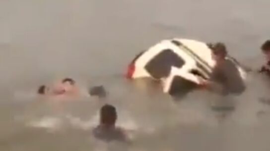 Momento en el que rescatan al peque&ntilde;o