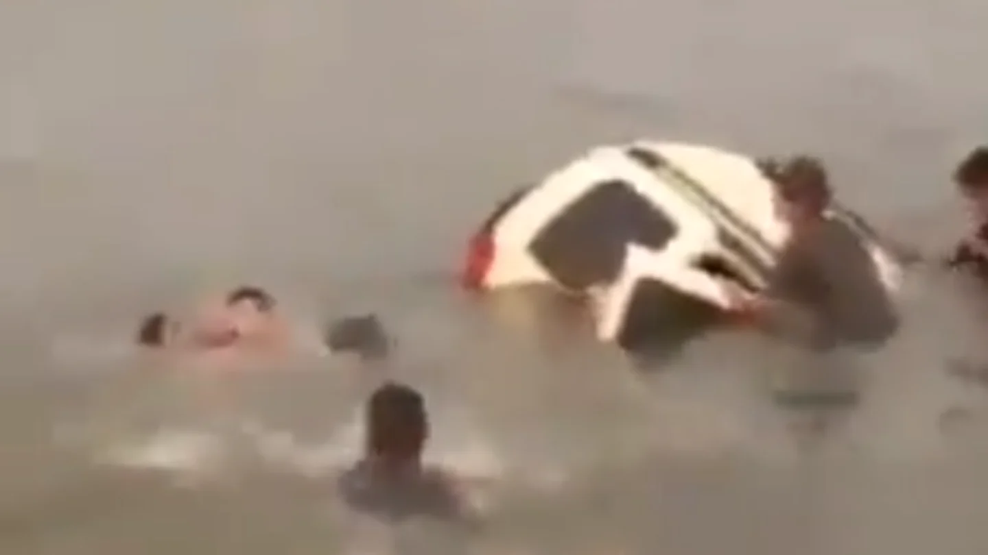 Momento en el que rescatan al pequeño Momento en el que rescatan al pequeño