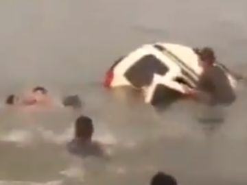 Momento en el que rescatan al pequeño Momento en el que rescatan al pequeño