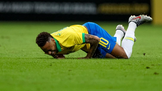 Neymar se duele en el suelo Neymar se duele en el suelo