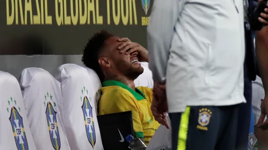Neymar llora en el banquillo tras lesionarse con la selección de Brasil Neymar llora en el banquillo tras lesionarse con la selección de Brasil