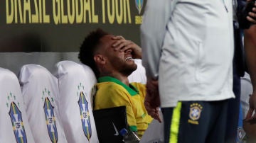 Neymar llora en el banquillo tras lesionarse con la selección de Brasil