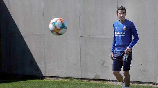 Parejo, durante un entrenamiento con el Valencia Parejo, durante un entrenamiento con el Valencia