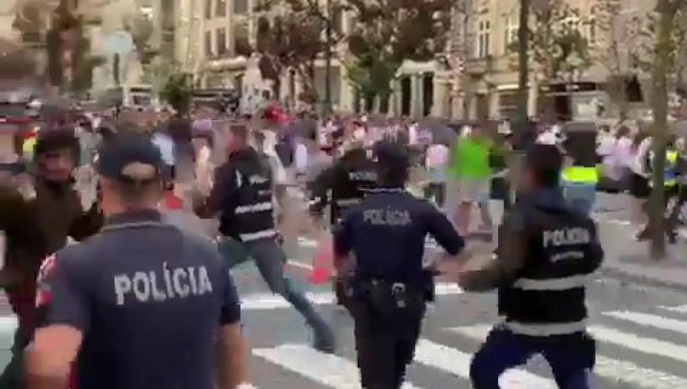 Los ultras ingleses en las calles de Oporto