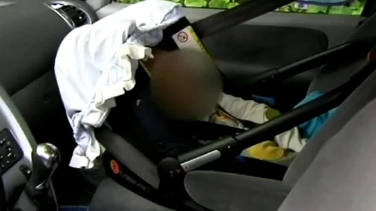 Imagen de archivo de un bebé en una sillita de coche Imagen de archivo de un bebé en una sillita de coche